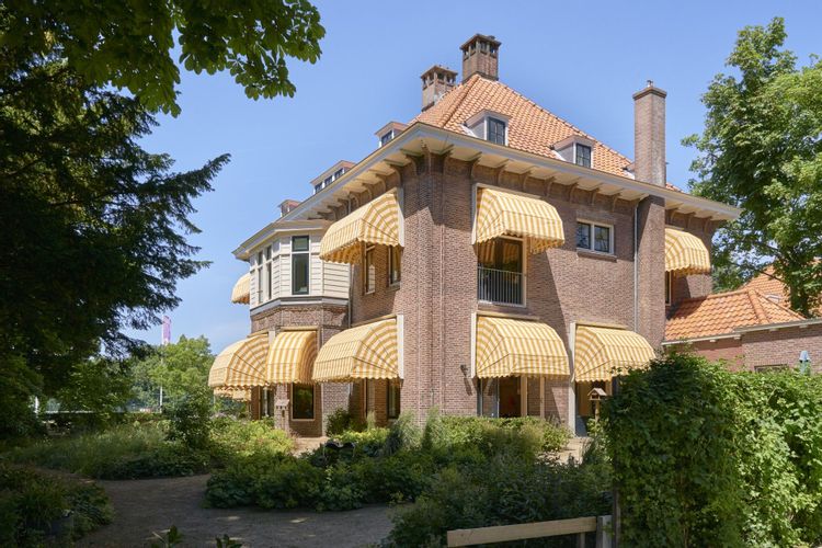 Hospice huis markiezen in de zon